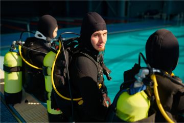 divemaster-and-two-divers-preparing-for-the-dive-2021-09-18-17-33-15-utc.jpg